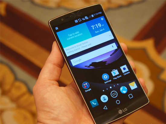 CES丨掰彎掰直都可以，LG G Flex2秀任性