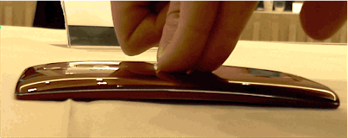 CES丨掰彎掰直都可以，LG G Flex2秀任性