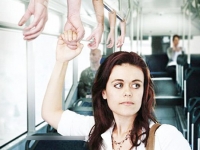 擠公交拉手環(huán)可充電，1小時(shí)充滿手機(jī)