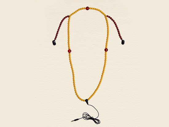 對不起！我的耳機(jī)就是比你炫?。ㄒ唬?/></p><p>　　啥也不管，小編只想問一句：戴上這耳機(jī)能穿越么？！九子奪嫡四爺八爺雍正乾隆什么的能見到么？！</p><p><span style=