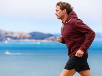 摩擦摩擦就有電，衣服也能給手機(jī)充電了