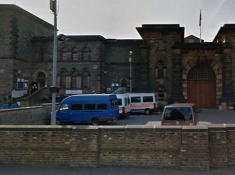 詐欺犯用假釋令大搖大擺地越獄了