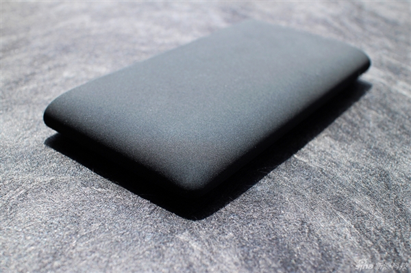 黑的真漂亮！一加10000mAh移動(dòng)電源開箱