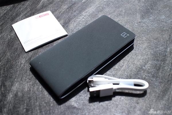 黑的真漂亮！一加10000mAh移動(dòng)電源開箱