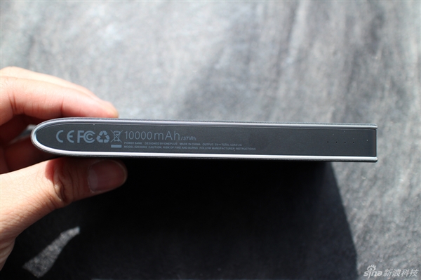 黑的真漂亮！一加10000mAh移動(dòng)電源開箱