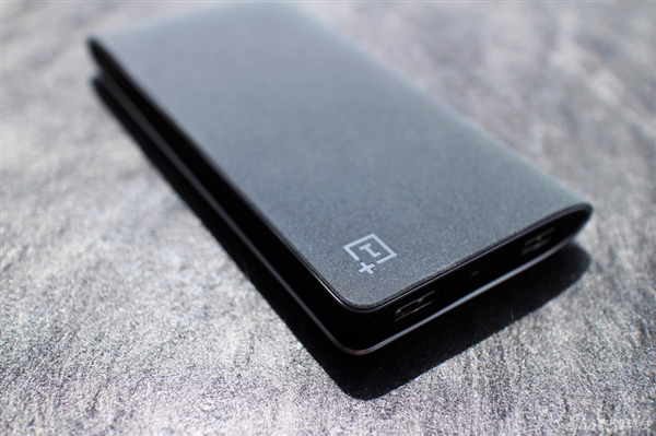 黑的真漂亮！一加10000mAh移動(dòng)電源開箱
