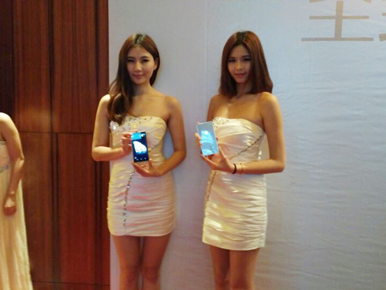 “顏值”太高！最高屏占比豪訊手機發(fā)布