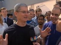 庫克驚現(xiàn)零售店 手戴特別版Apple Watch