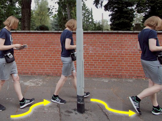 1429369220523555.jpg 如何在走路時(shí)專(zhuān)心玩手機(jī)