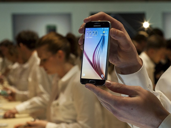 iPhone 在開水里堅持了 10 秒鐘，S6 堅持了……