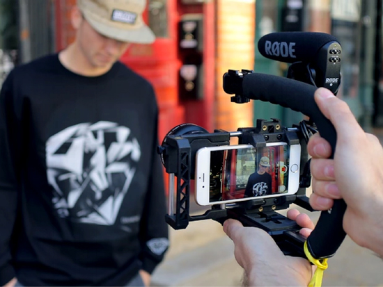 神器！這款手機(jī)殼讓手機(jī)一秒變單反