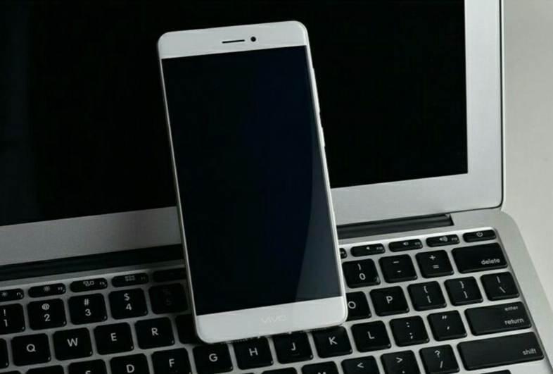 LOGO會(huì)發(fā)光哦！vivo新機(jī)爆點(diǎn)太多看不過(guò)來(lái)