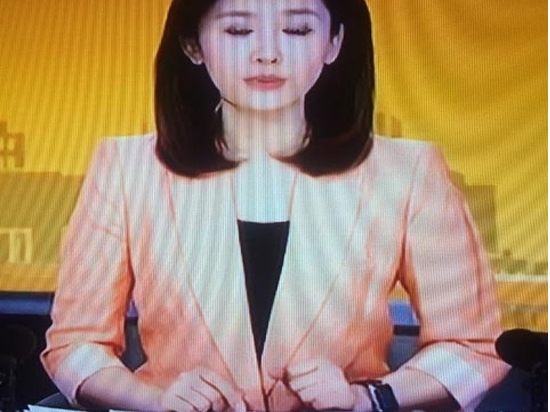 美女主播戴蘋(píng)果表售價(jià)曝光 央視：不禁止
