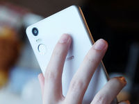 酷派強插紐曼，首款國民指紋機說抄就抄