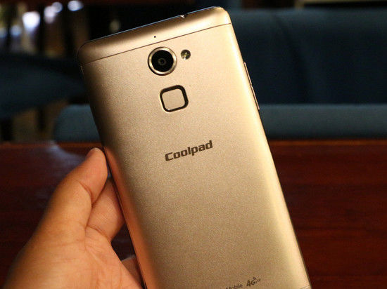 酷派強插紐曼，首款國民指紋機說抄就抄