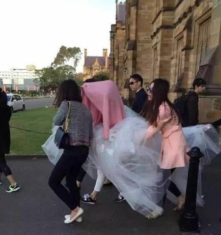 央視曝光京東賣假貨，劉強(qiáng)東卻和奶茶在拍婚照