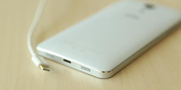 智能手機(jī)5大爭(zhēng)議：無(wú)邊框坑爹煩惱多