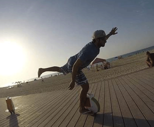 生活太無聊？來看看牛人如何玩轉(zhuǎn)平衡車吧！