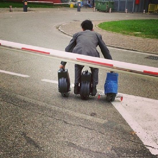 生活太無聊？來看看牛人如何玩轉(zhuǎn)平衡車吧！