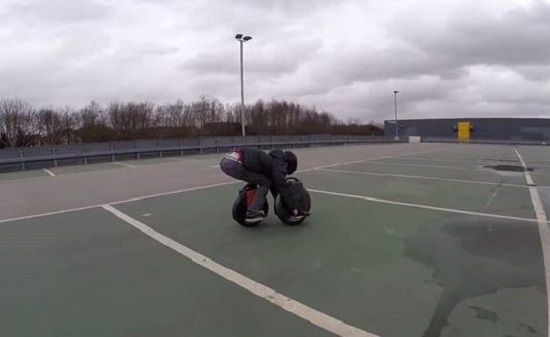 生活太無聊？來看看牛人如何玩轉(zhuǎn)平衡車吧！