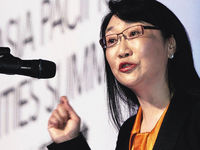 HTC股價(jià)跌破百元新臺(tái)幣，王雪紅鞠躬道歉