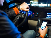 中國(guó)人開(kāi)車(chē)：有6成在刷微信！