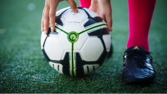 阿迪達(dá)斯 miCoach足球   能分析踢球者的動(dòng)作