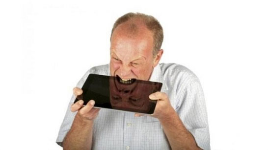 這哥們餓壞了嗎？吃平板電腦真的會死人