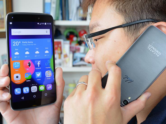 視頻丨倒過來也能打電話  阿爾卡特Idol 3開箱