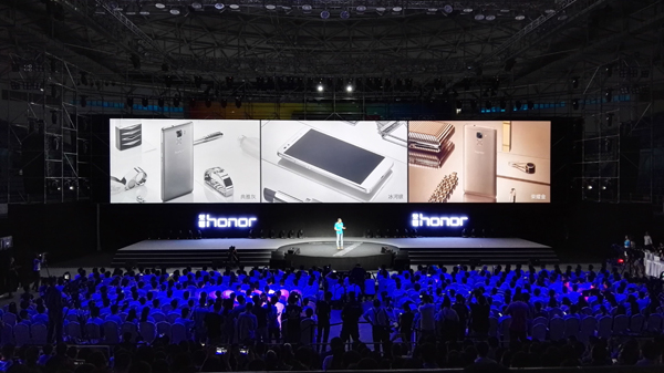 華為榮耀7發(fā)布 全網(wǎng)通+指紋識(shí)別 1999元起售