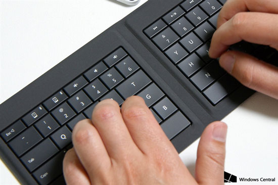 手感不賴！微軟可折疊藍牙鍵盤超薄體驗