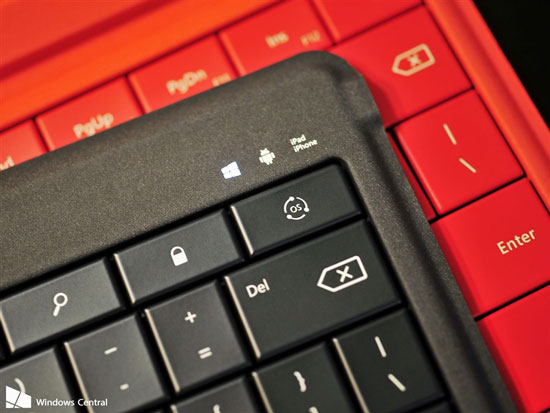 手感不賴！微軟可折疊藍牙鍵盤超薄體驗