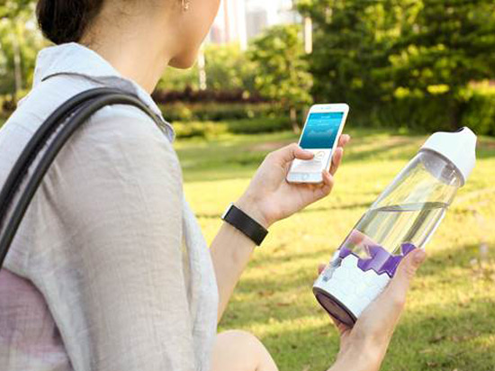 Vita智能水瓶：能計算攝入水?dāng)?shù)據(jù)和檢測水質(zhì)