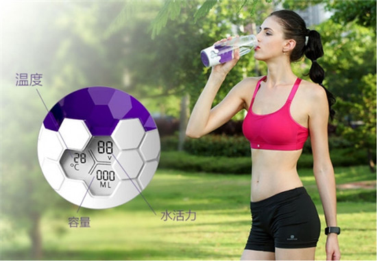 Vita智能水瓶：能計算攝入水?dāng)?shù)據(jù)和檢測水質(zhì)