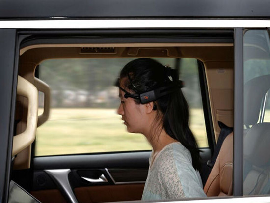 國內(nèi)首臺(tái)腦控汽車試跑， 用意念就能開車