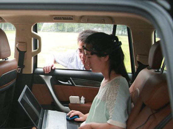 國內(nèi)首臺(tái)腦控汽車試跑， 用意念就能開車