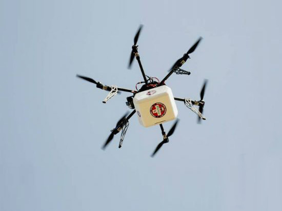 無人機總算干正事了，在農(nóng)村運藥物