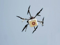 無人機總算干正事了，在農(nóng)村運藥物