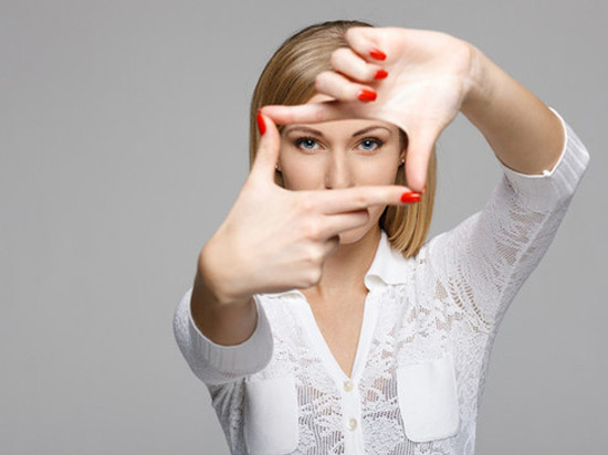 新一代谷歌眼鏡：雙手畫(huà)框就能拍照