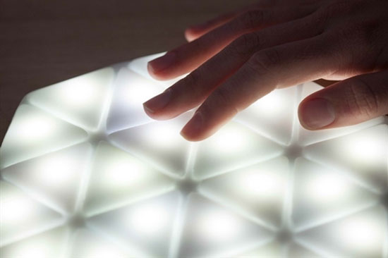 卷起來(lái)就能帶走的LED燈 沒(méi)見(jiàn)過(guò)吧！