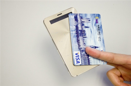 這到底是個啥？既能當(dāng)充電寶又能打電話