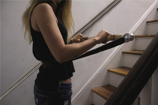 電梯吞人驚魂未定？看外國(guó)人如何避免