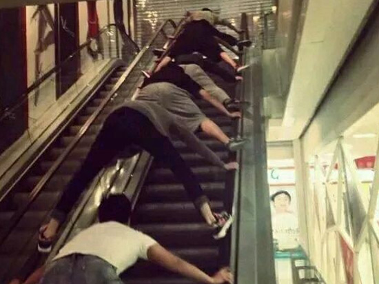 電梯吞人驚魂未定？看外國(guó)人如何避免