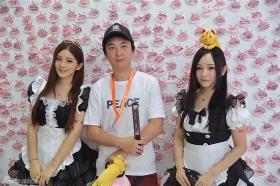 王思聰現(xiàn)身ChinaJoy《憤怒的小鳥2》 ShowGirl們瘋狂合影