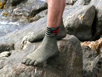 比鋼還強(qiáng)！這款高科技襪子穿著爬山都沒問題