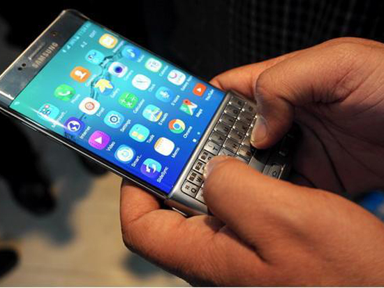 視頻： 情懷！三星Note5全鍵盤(pán)配件上手