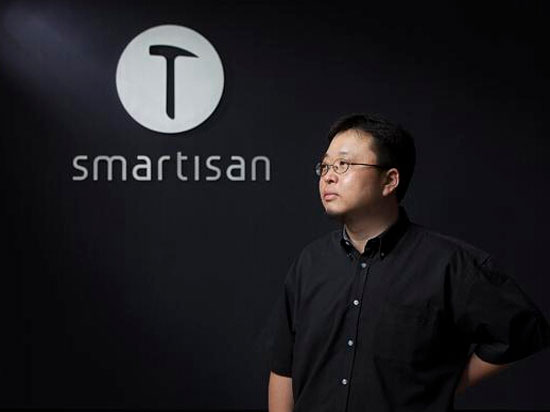 從精英機(jī)到屌絲機(jī)，羅永浩終于向草根妥協(xié)