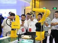 除了玩手機，格力還玩機器人呢！