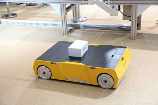 除了玩手機，格力還玩機器人呢！