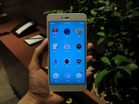 咱就別談情懷了吧？堅果手機初體驗